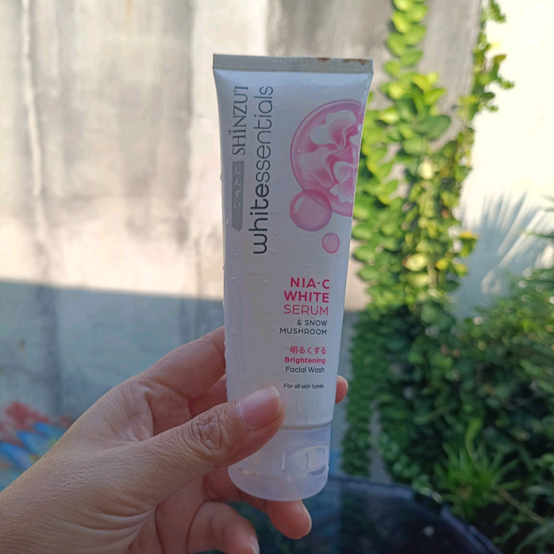 WHITEssentials Facial Wash imgfdn-e3ce1df2-cb14-49ae-8ee7-0dfa08a172bf