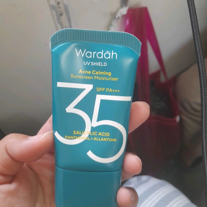 UV Shield Acne Calming Sunscreen Moisturizer SPF 35 PA+++ imgfdn-11ea4364-3484-44b0-93d2-574de2d48dd1