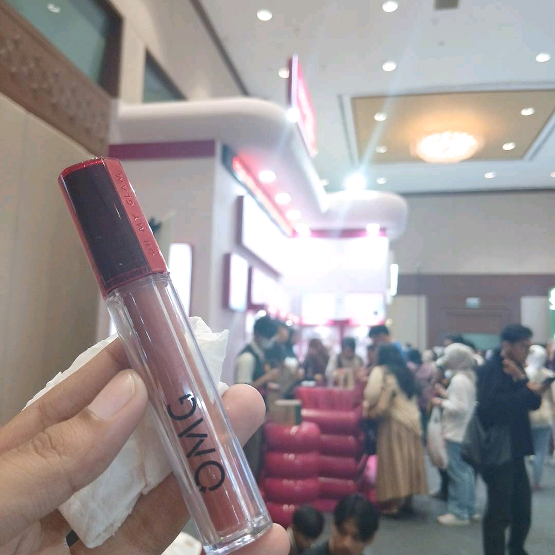 Oh My Glam Mattelast Lip Cream - 26 Extra  imgfdn-eb020ed7-df8a-4172-9cf0-68efcc177460