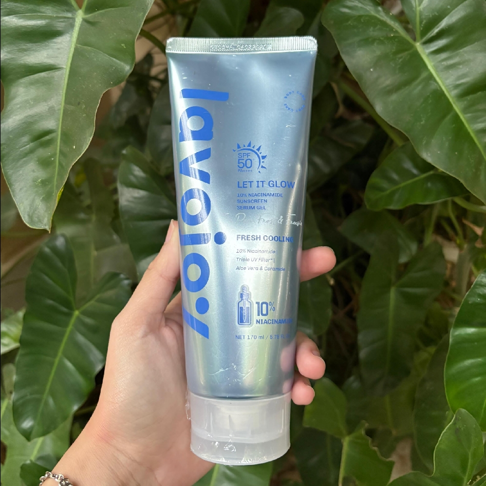 Let It Glow 10% Niacinamide Sunscreen Serum Gel SPF 50+ PA++++ Pear Frost & Freesia imgfdn-d8a16acc-41ed-4b03-856e-fb5fae7174e8
