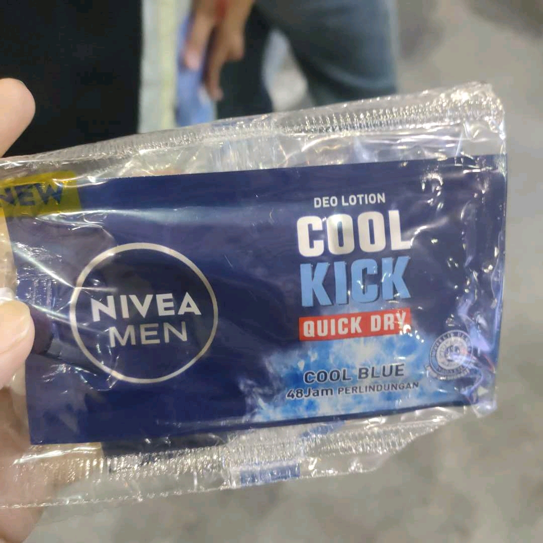 Men Cool Kick Cool Blue Deo Roll On imgfdn-8053b25e-61c5-48ec-a264-9c6d86d46f31