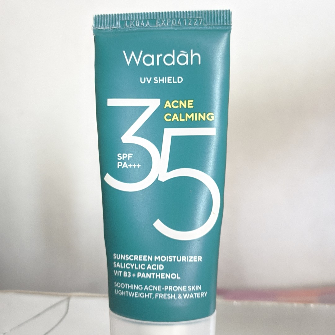 UV Shield Acne Calming Sunscreen Moisturizer SPF 35 PA+++ imgfdn-25bf7ca8-2e67-4a6c-8a3c-4e93cfc9f7a0