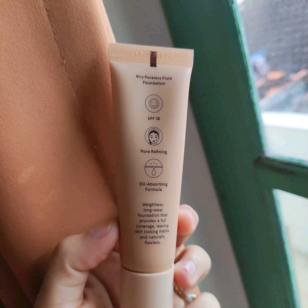 Airy Poreless Fluid Foundation - C00 Creme Porcelain imgfdn-5223e1b6-ae9c-42e2-b2b7-1e419f45724f