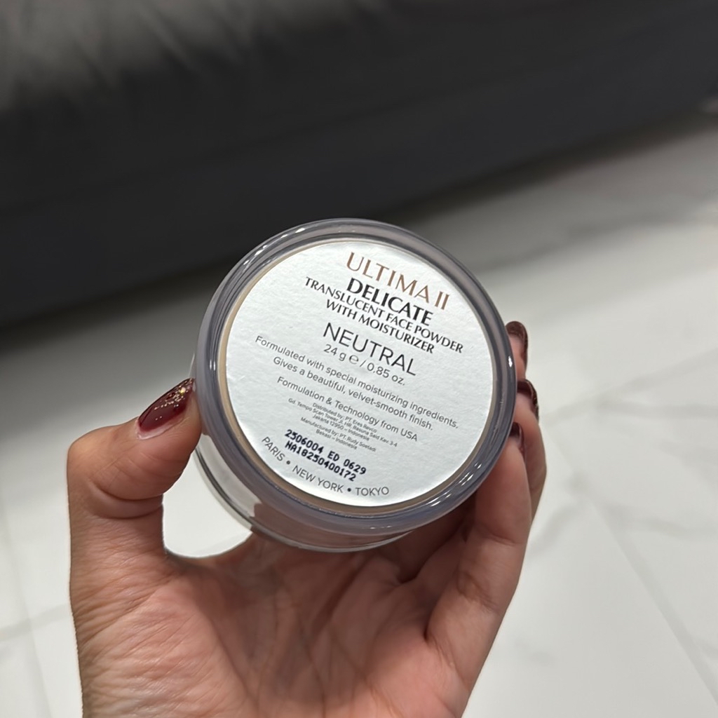 Delicate Translucent Face Powder With Moisturizer - Medium imgfdn-a16693e9-6f7b-4ccd-832d-bfd70a331d11