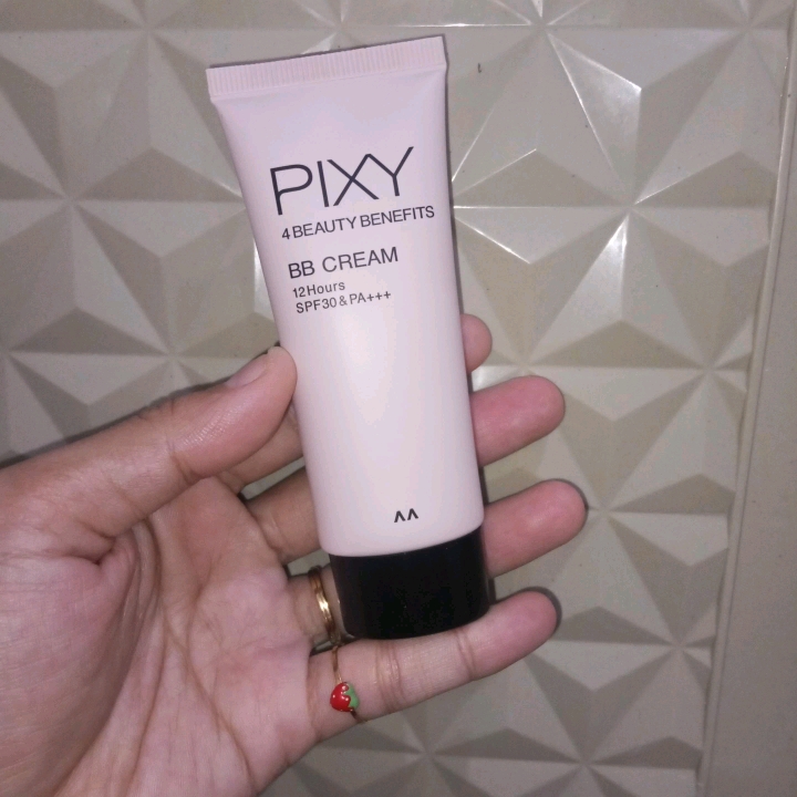 UV Whitening 4 Beauty Benefits BB Cream - Almond Milk imgfdn-2712342b-3e8b-4b3e-b01f-44dad44f5de0