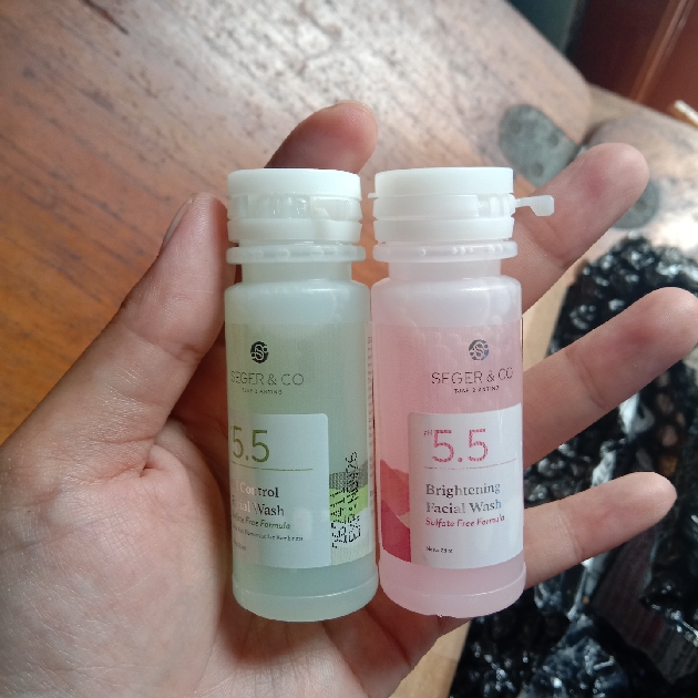 Brightening Facial Wash imgfdn-b484c467-6623-436f-8024-1bbea8e61da6