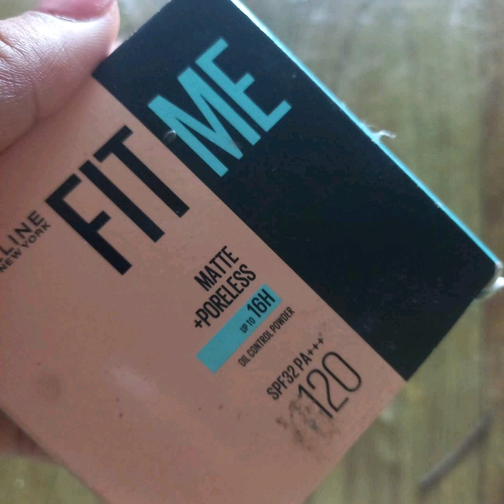 Fit Me Matte + Poreless 16H Oil Control Compact Powder - 120 Classic Ivory imgfdn-b8799471-68ec-4f55-be2e-b5fab946adf6