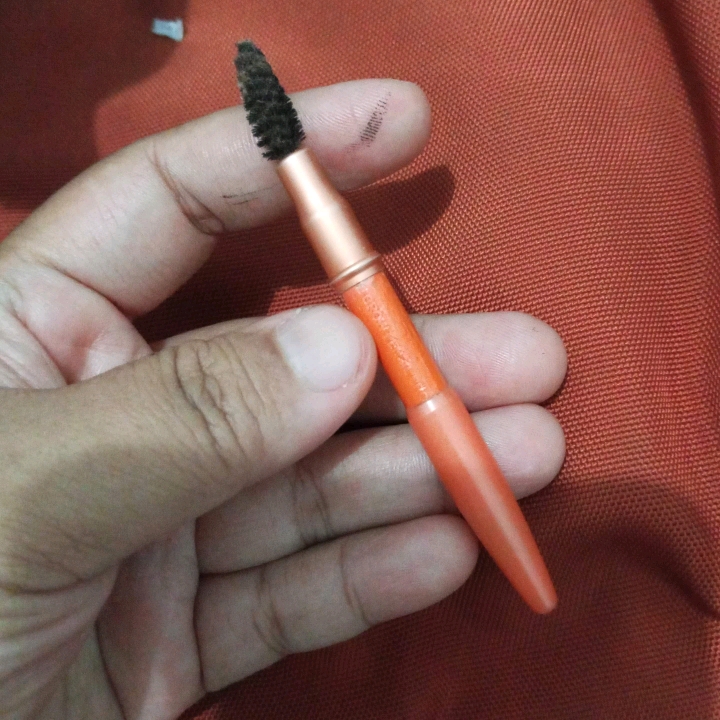 Eye Brow Pencil - Brown imgfdn-21d7c8b1-2aec-4575-b4b9-229e8d430e73