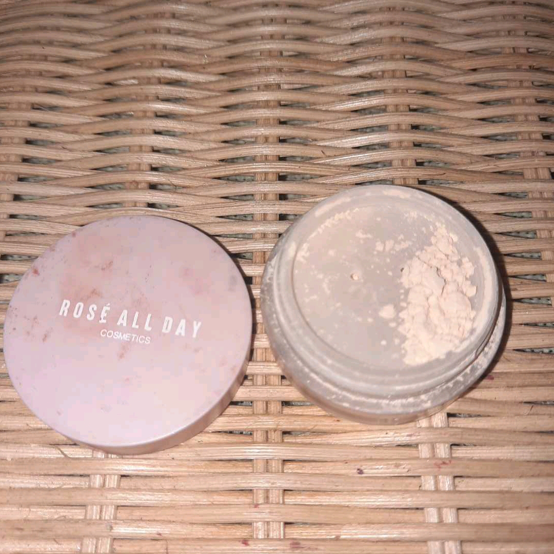 The Realest Lightweight Loose Powder - Light imgfdn-778fe8ae-d99a-4031-a975-742a9c7d89b1