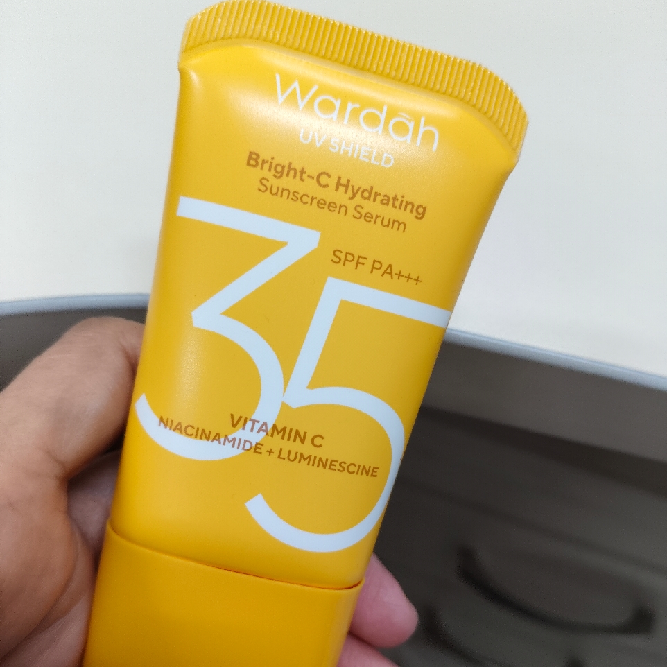 UV Shield Essential Sunscreen Gel SPF 35 PA +++ - New Formula and Look in 2025 imgfdn-4a5844e7-88c4-41ec-b8ed-87fb6dd956bc