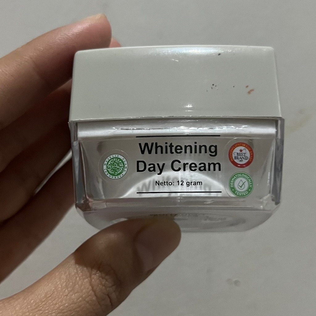 Whitening Day Cream imgfdn-8d68df58-459f-4f63-9403-f9142c62feec