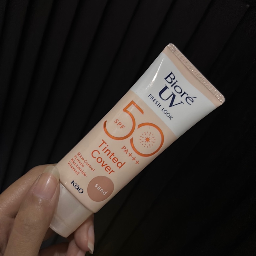 UV Fresh Look Tinted C SPF50 - Sand imgfdn-d570a3c8-41f0-4822-babb-e708305b71d3