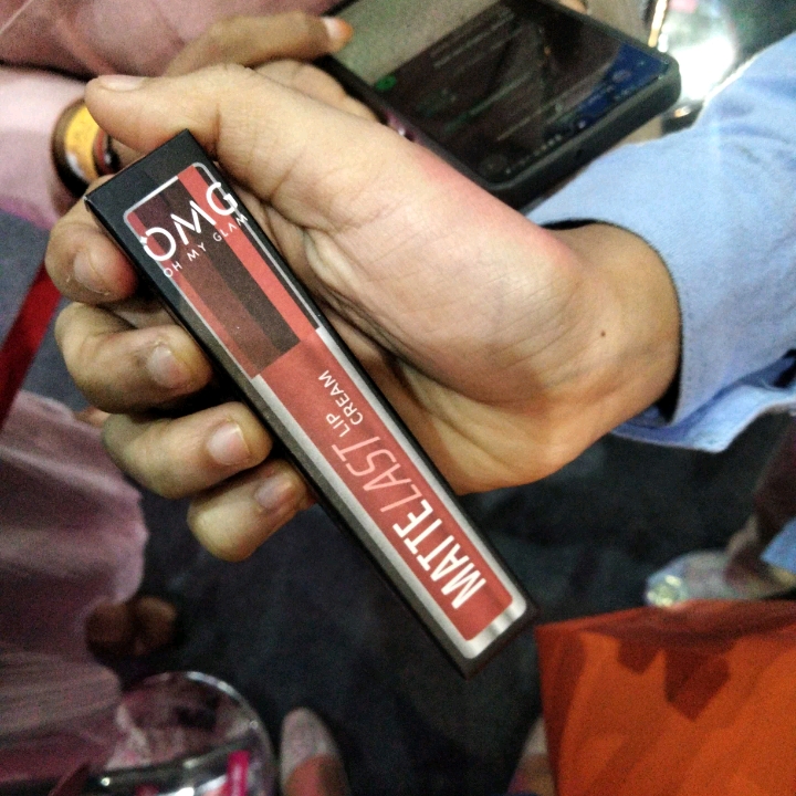Oh My Glam Mattelast Lip Cream - 26 Extra  imgfdn-36789390-620a-4a12-b343-37e040ddd072