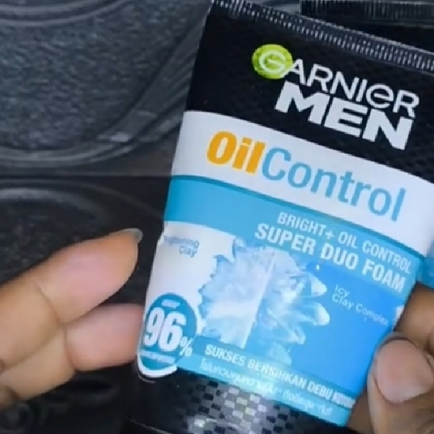 Oil Control Bright + Oil Control Super Duo Foam imgfdn-7cb421a5-fe9f-4b61-993f-d3788be10082