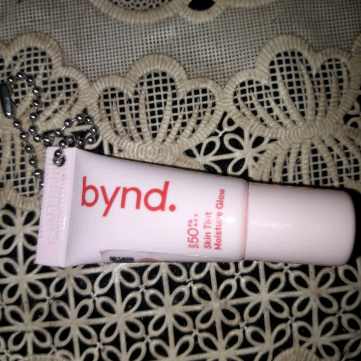 Skin Tint Moisture Glow SPF 50 PA+++ - 02 Natural Beige imgfdn-dd422b2d-5c9d-48b7-a3e7-7600db24f10c