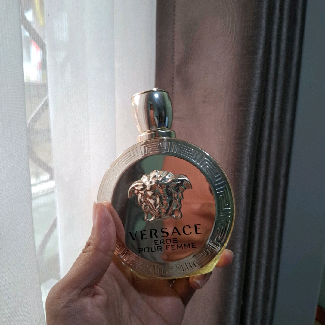 Versace Eros Pour Femme - Floral, woody, musk imgfdn-9dec3389-2a4d-4d40-a8a0-5420ceb390aa
