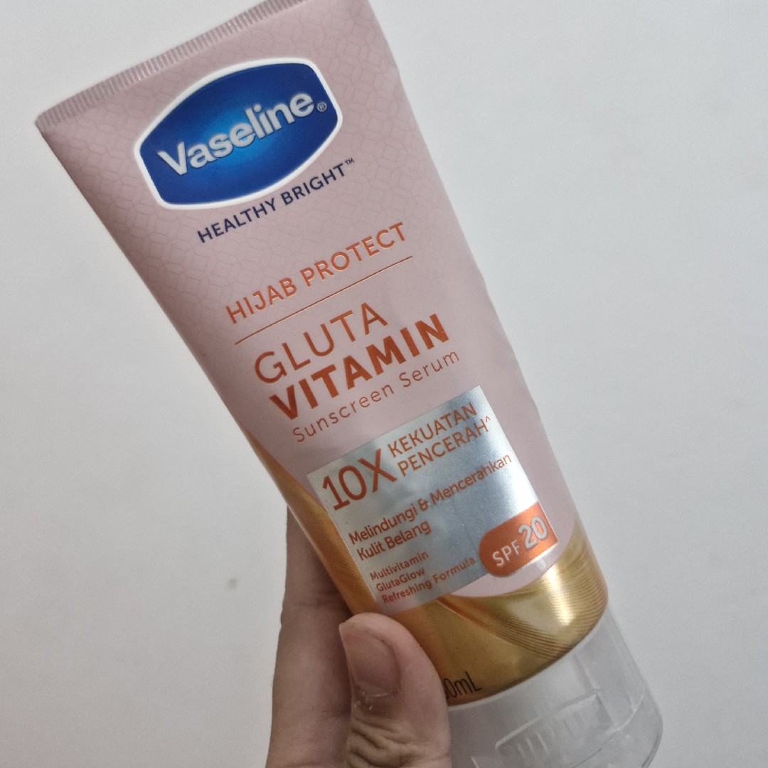 Hijab Protect Gluta Vitamin SPF 20 Body Serum - Reformulation in August 2023 imgfdn-5e406fa5-ae7e-47a4-8009-4037499618f0