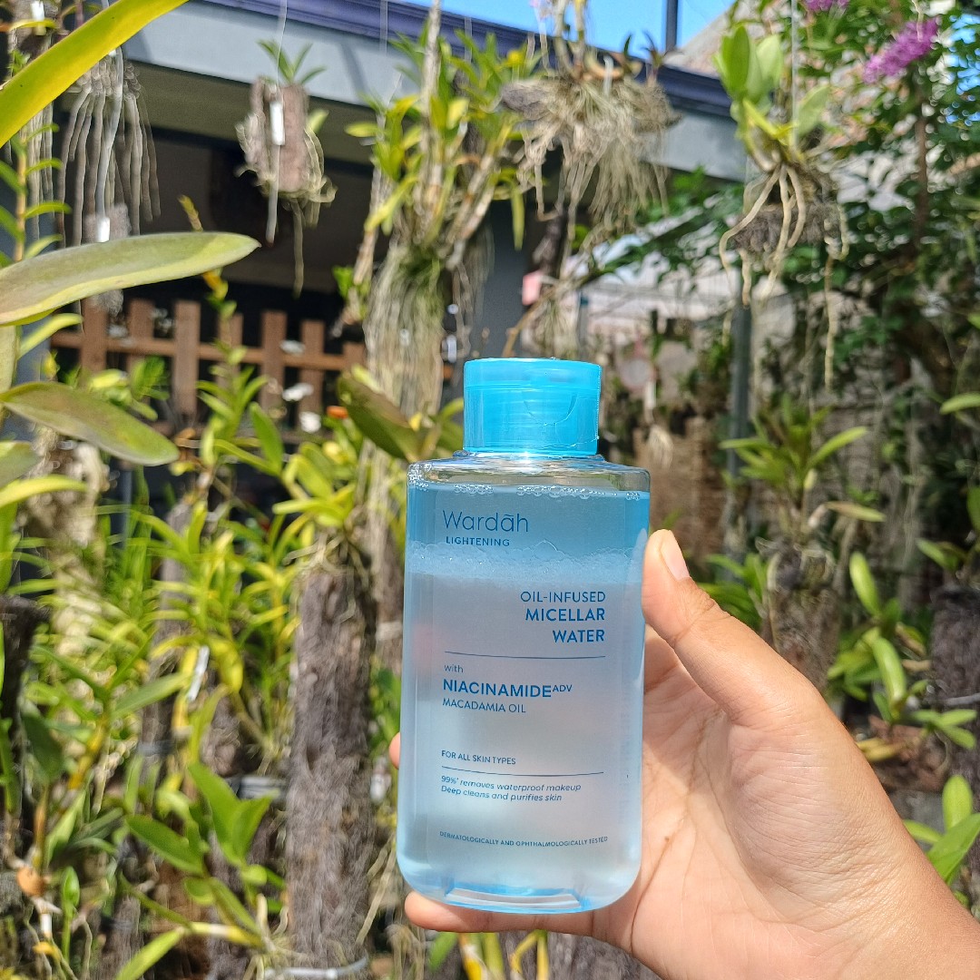 Lightening Oil-Infused Micellar Water imgfdn-0341e7d8-1a46-4228-990b-76b5249f3c3c