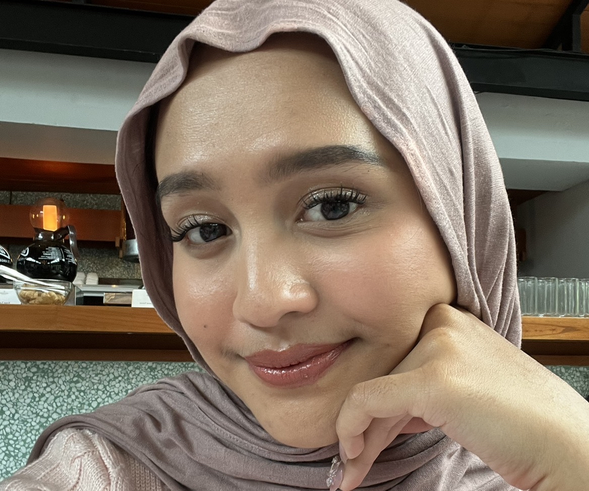 Glass Glow Tinted Lip Balm - Pink Punch imgfdn-0d4d768a-36f1-4b46-ba10-eb0de63f7d6f