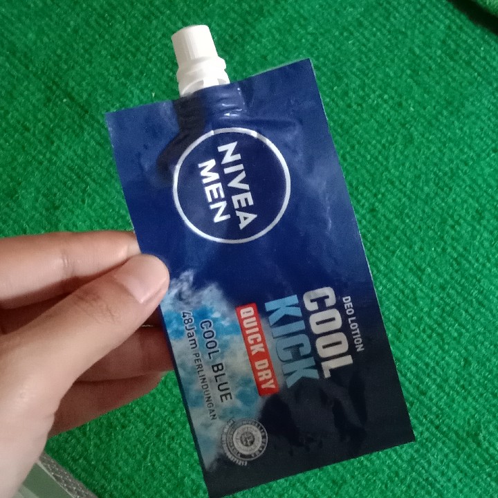 Men Cool Kick Cool Blue Deo Roll On imgfdn-688d3089-0f33-4221-8d7b-5a5155464a78
