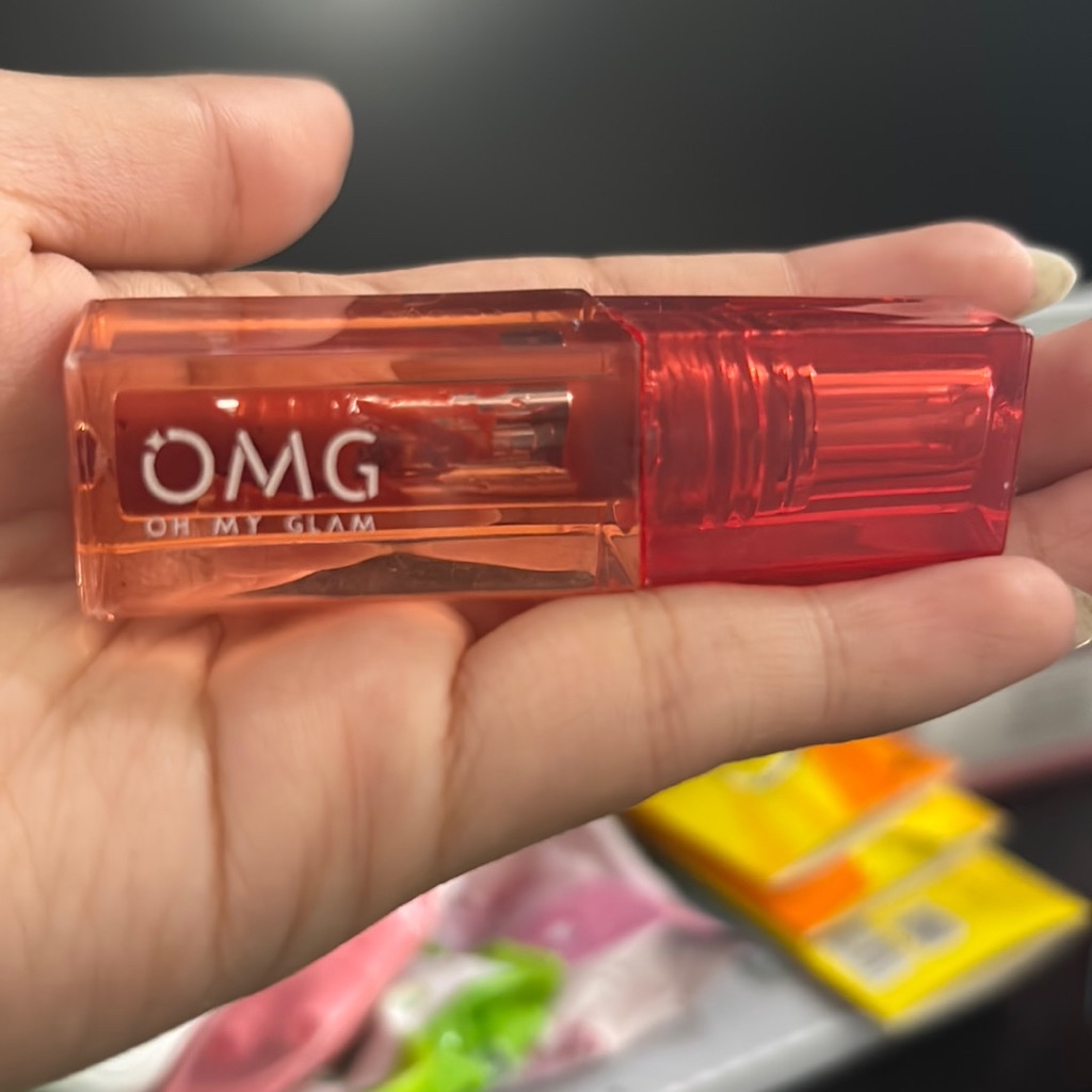 Glassy Lip Tint - 04 Burgundy imgfdn-6666075c-d83a-406a-9cda-dd4e8c7b65c0