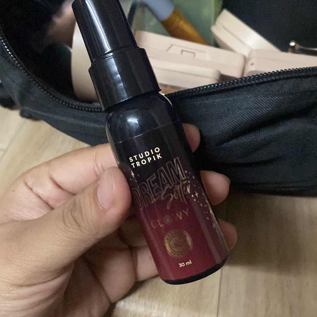 DreamSetter Glowy: Make-up Setting Spray with Pollution Protection imgfdn-353c8f2a-4246-4784-afed-78c75f9cf16c