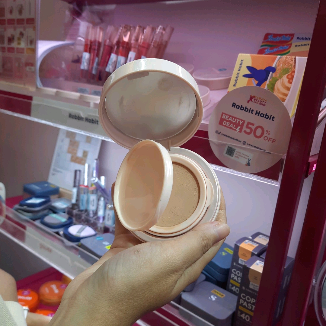 Moon Glow 2-in-1 Cushion Foundation & Concealer - Beige Foundation and Vanilla Concealer imgfdn-ee080a58-8364-4764-9bce-260917d962a1