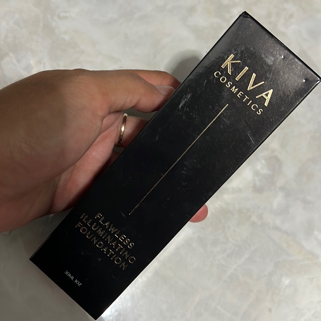 Flawless Illuminating Foundation - Honey imgfdn-12f223a8-52f6-443c-8a4f-06f2f0e1b440