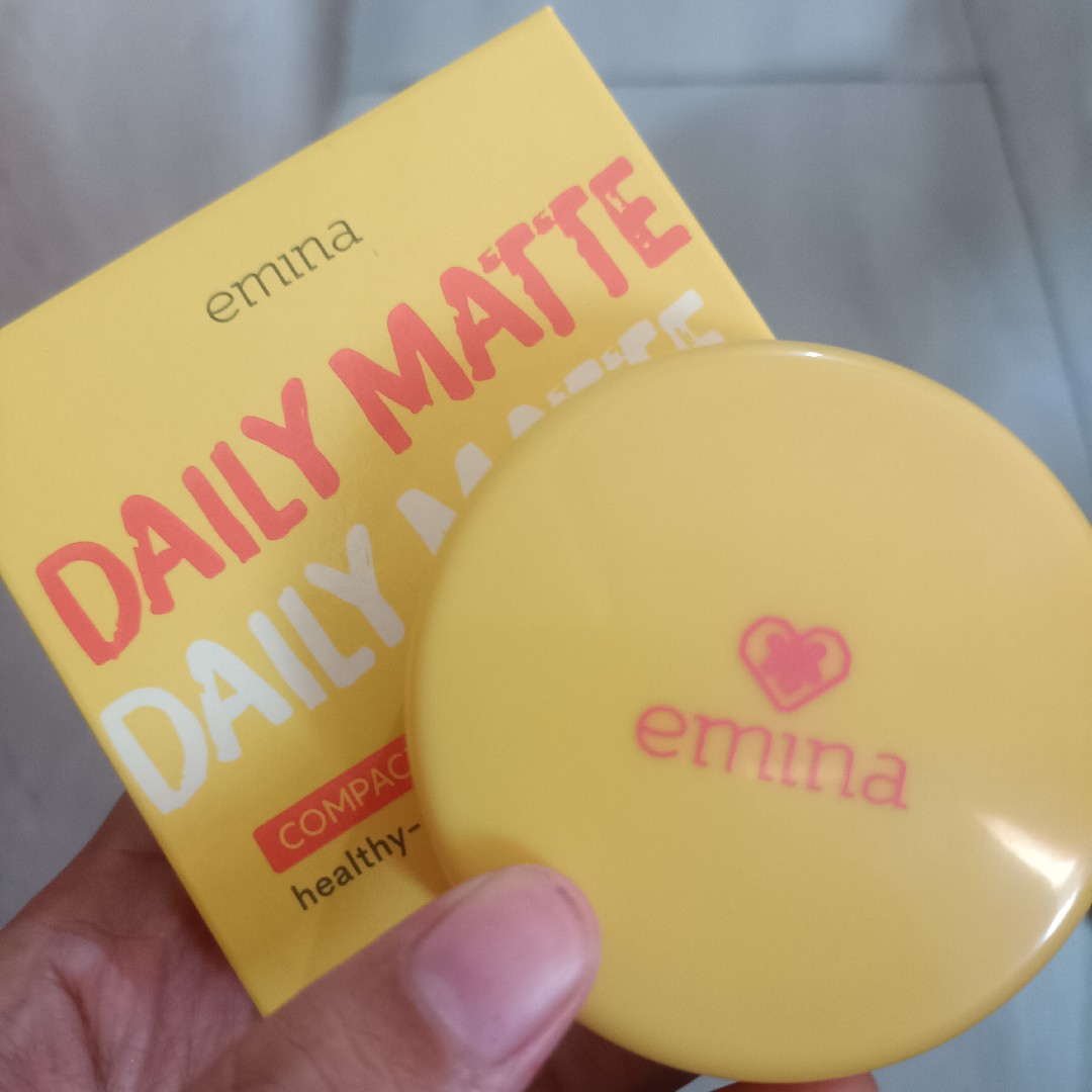 Daily Matte Compact Powder - 01 Light imgfdn-7873babb-cc05-44a8-9bac-c29cecf392a6