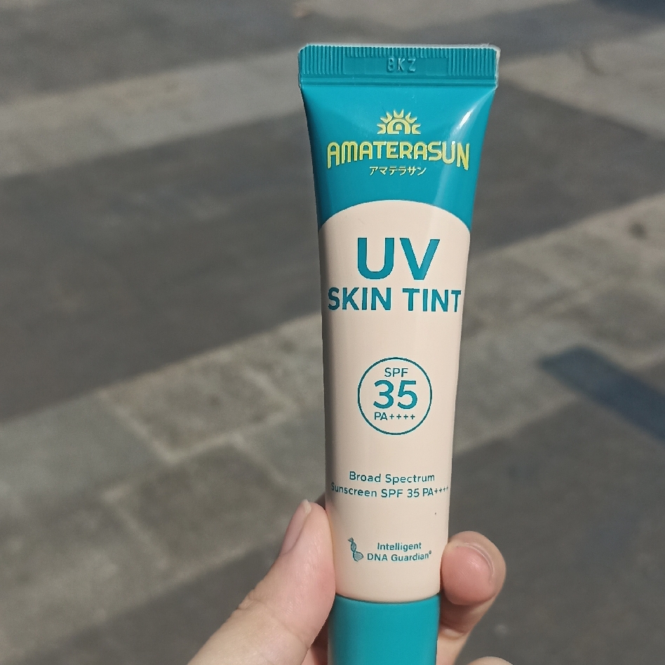 UV Skin Tint SPF 35 PA++++ - Sand imgfdn-62984513-ad51-4200-b07e-fab7a30ae2dc