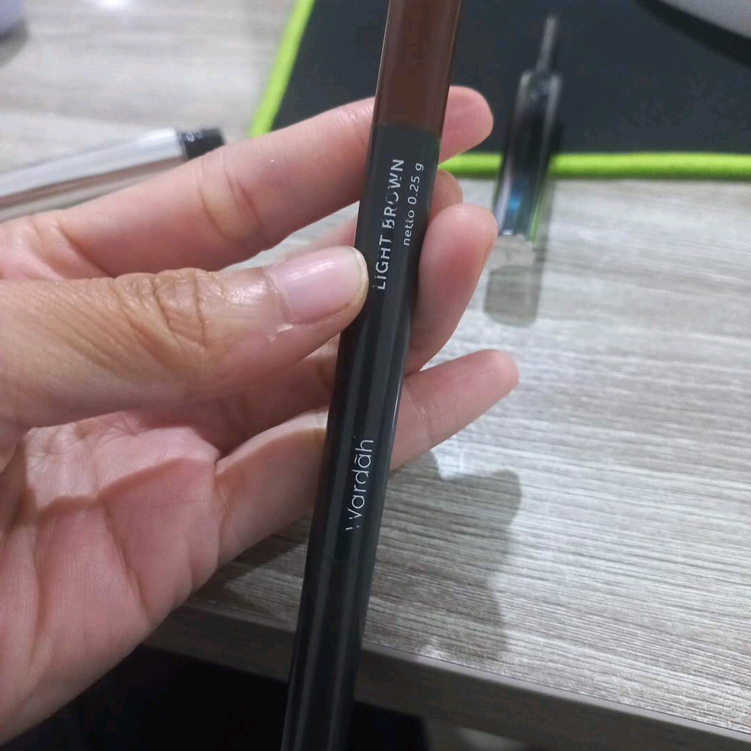 EyeXpert Matic Brow Definer - Dark Brown imgfdn-a10b302f-8793-46c5-b031-fb849ad8e2d2