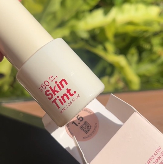 Skin Tint Moisture Glow SPF 50 PA+++ - 03 Medium Beige imgfdn-2159e21c-8c87-4fa7-8b47-62e1fac4172b