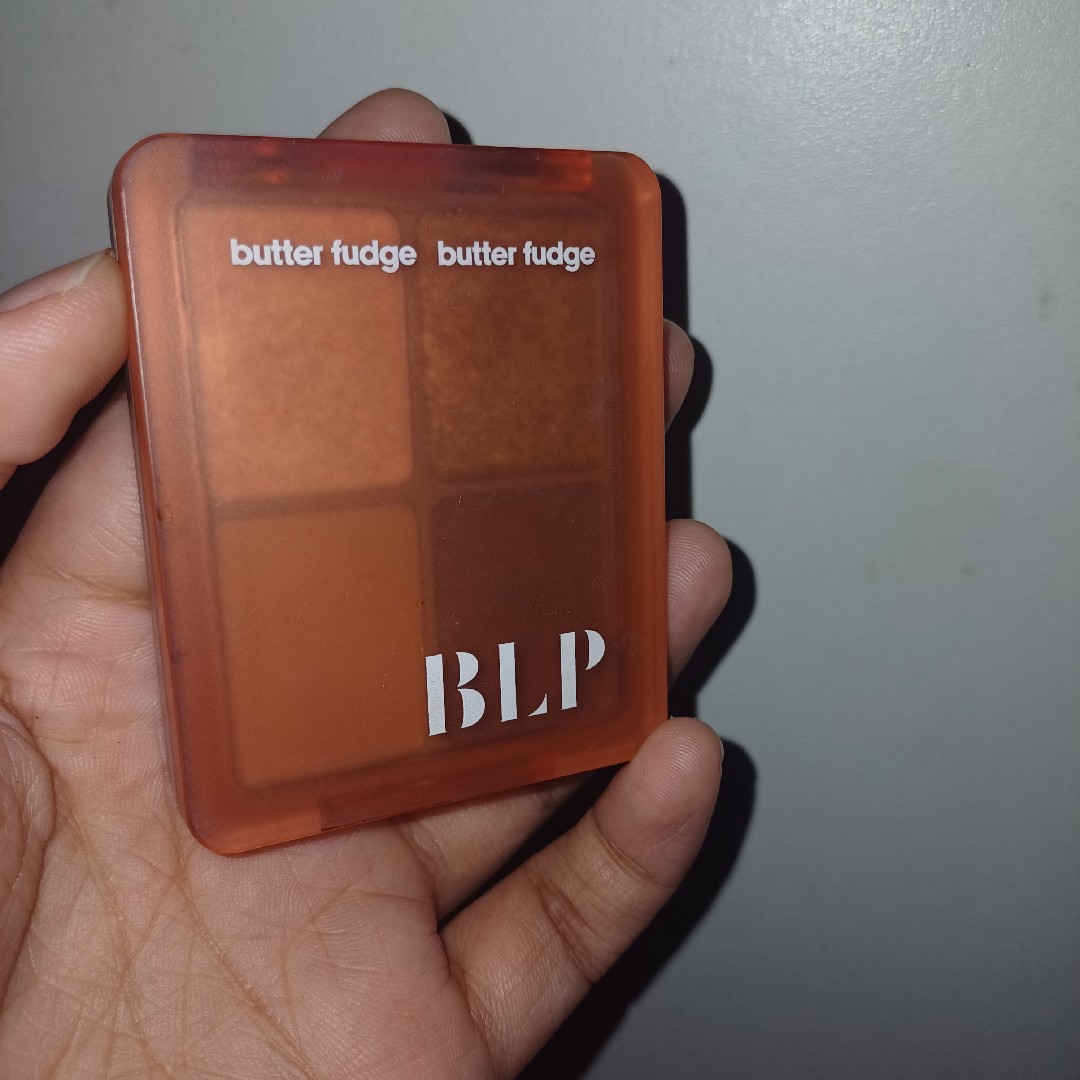 Eyeshadow Pocket - 1989 imgfdn-756ba024-a06d-408e-bd79-02ae0dddc73c
