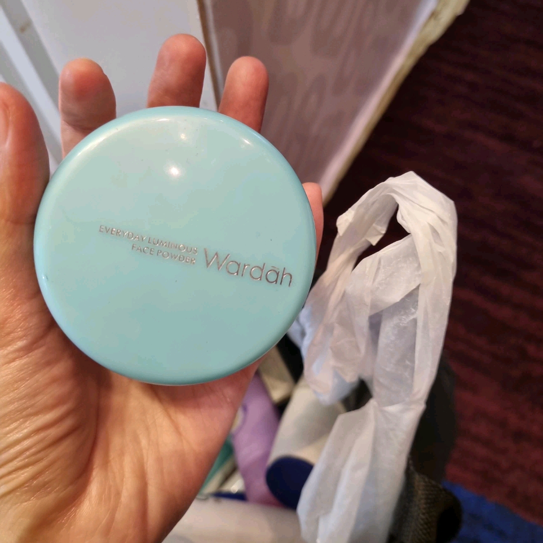 Lightening Matte Powder - 03 Warm Ivory (23W) - Reformulation in October 2023 imgfdn-f4d2b5bd-61c8-4443-9adc-8f8567a8a40a