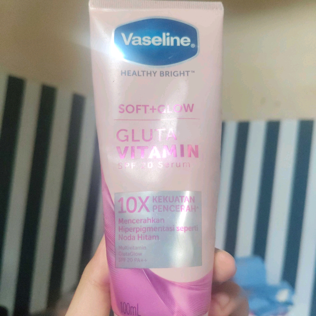 Soft Glow Gluta Vitamin SPF 20 Body Serum - Reformulation in August 2023 imgfdn-f41d4944-30d1-45a2-9e2d-eaf5fc28f37d