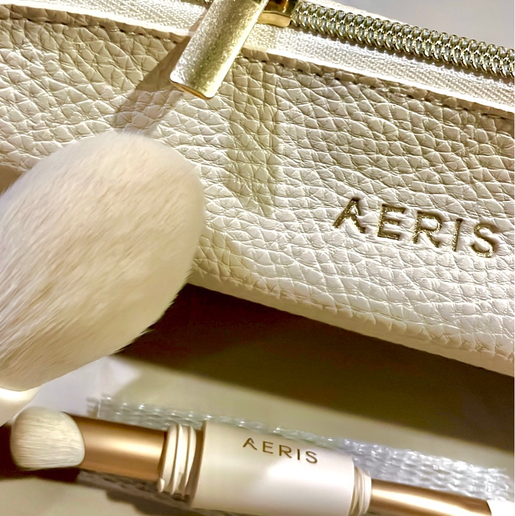 The Signature 4-in-1 Brush imgfdn-666832d6-c4e7-4840-8198-ba9c02c894a4