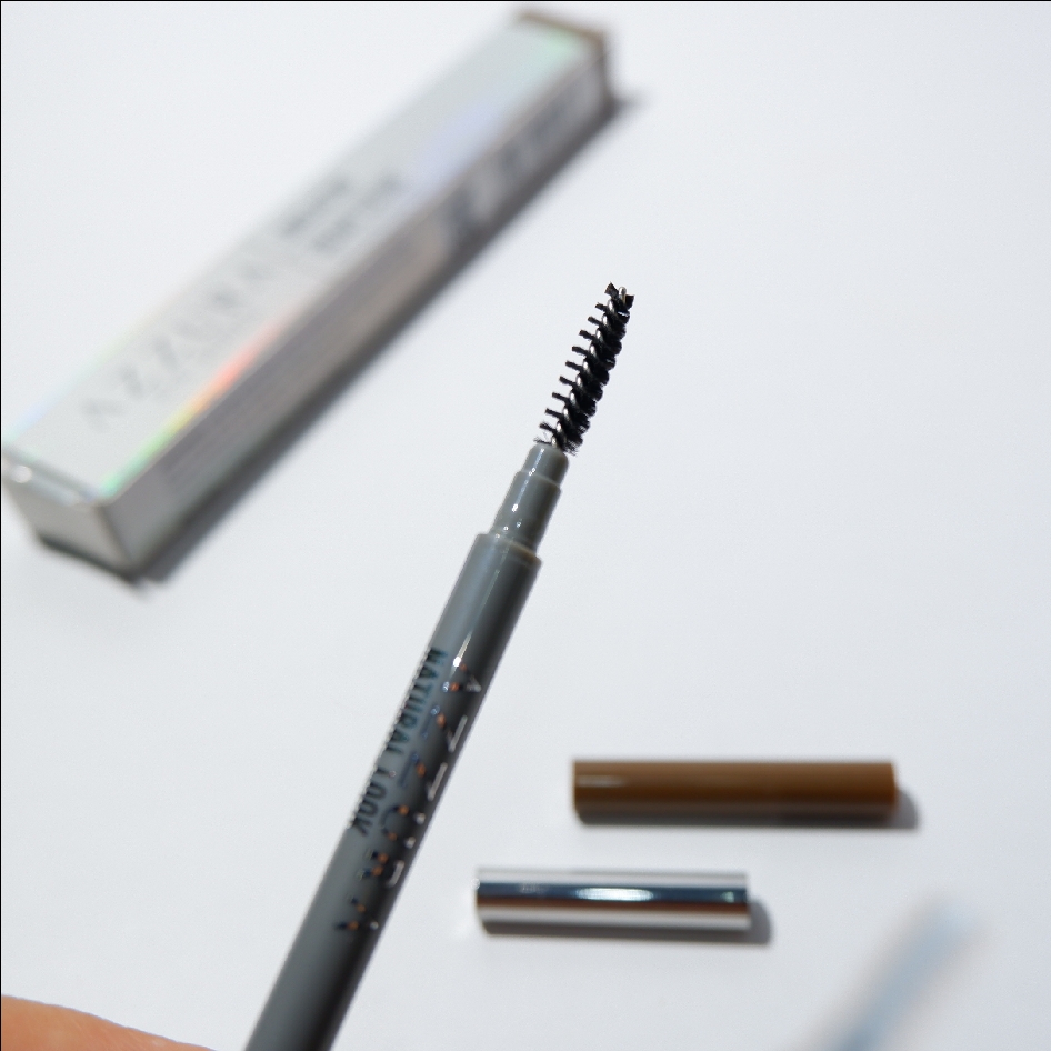 Natural Look Eyebrow Matic - Medium Brown imgfdn-57a206d1-ab04-4926-b7e1-0b3e3865567b