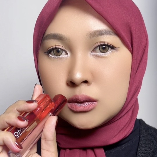 Glassy Lip Tint - 04 Burgundy imgfdn-48f70737-7f87-4d60-88c7-50274a9bd3f4