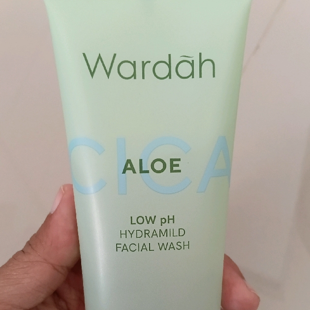 Cica + Aloe Low PH Hydramild Facial Wash imgfdn-38752a73-3350-440e-8eb3-5c7f8c2fa668