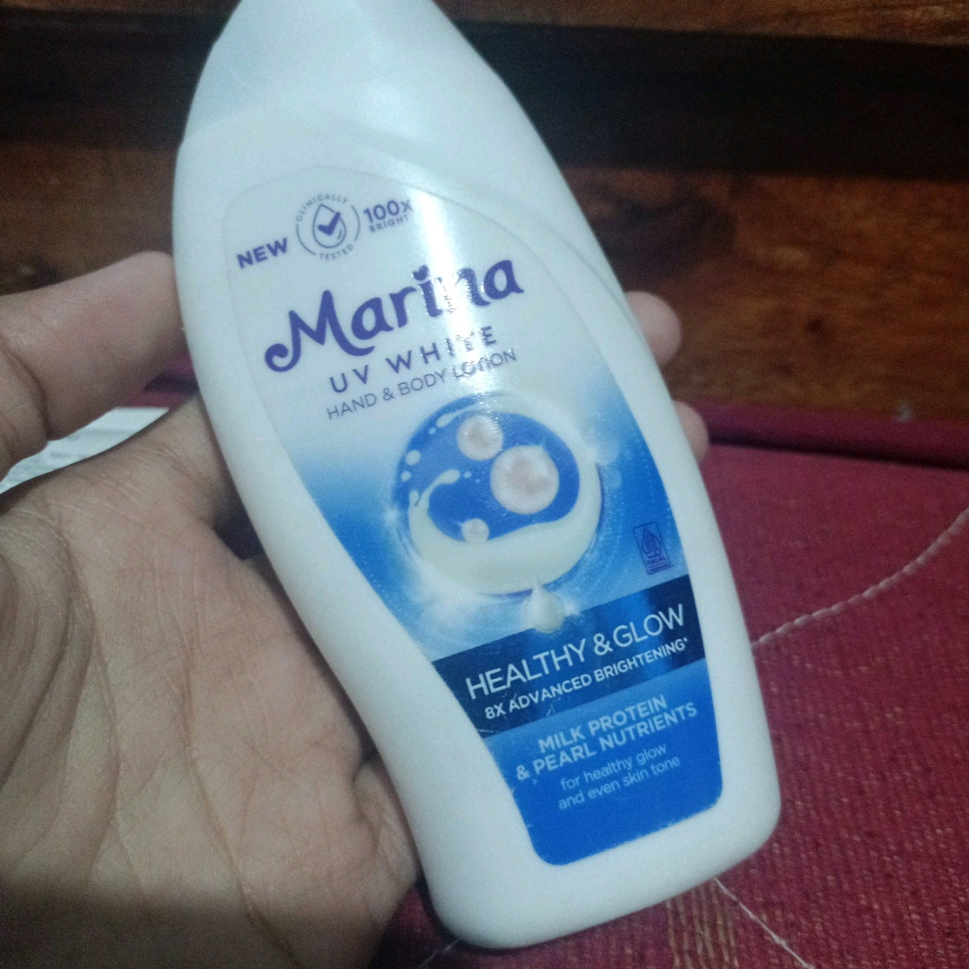 UV White Healthy & Glow Lotion imgfdn-d867ef03-d402-469f-b17f-3ee17d4af6ea