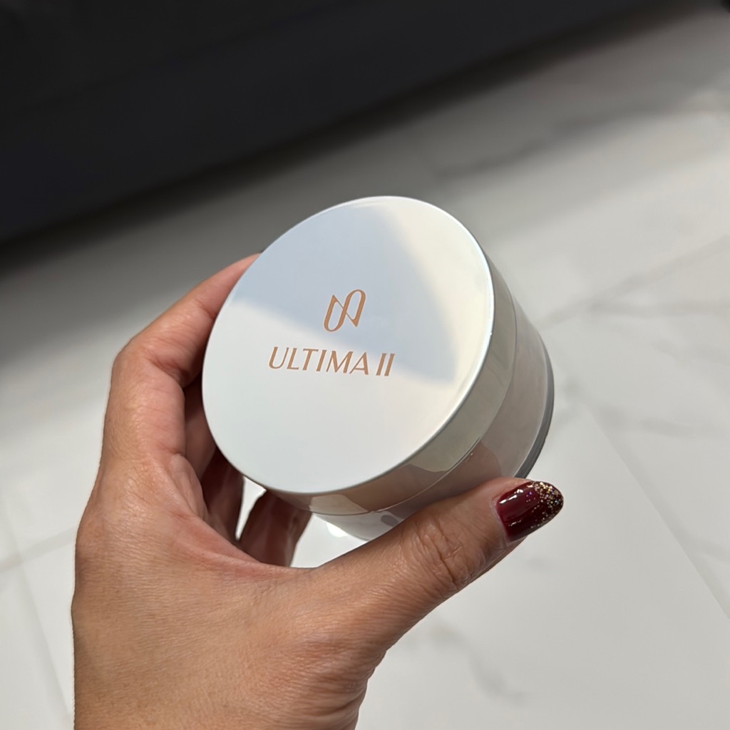 Delicate Translucent Face Powder With Moisturizer - Medium imgfdn-c7aab654-cabb-4547-ac80-cec9b0260b6c