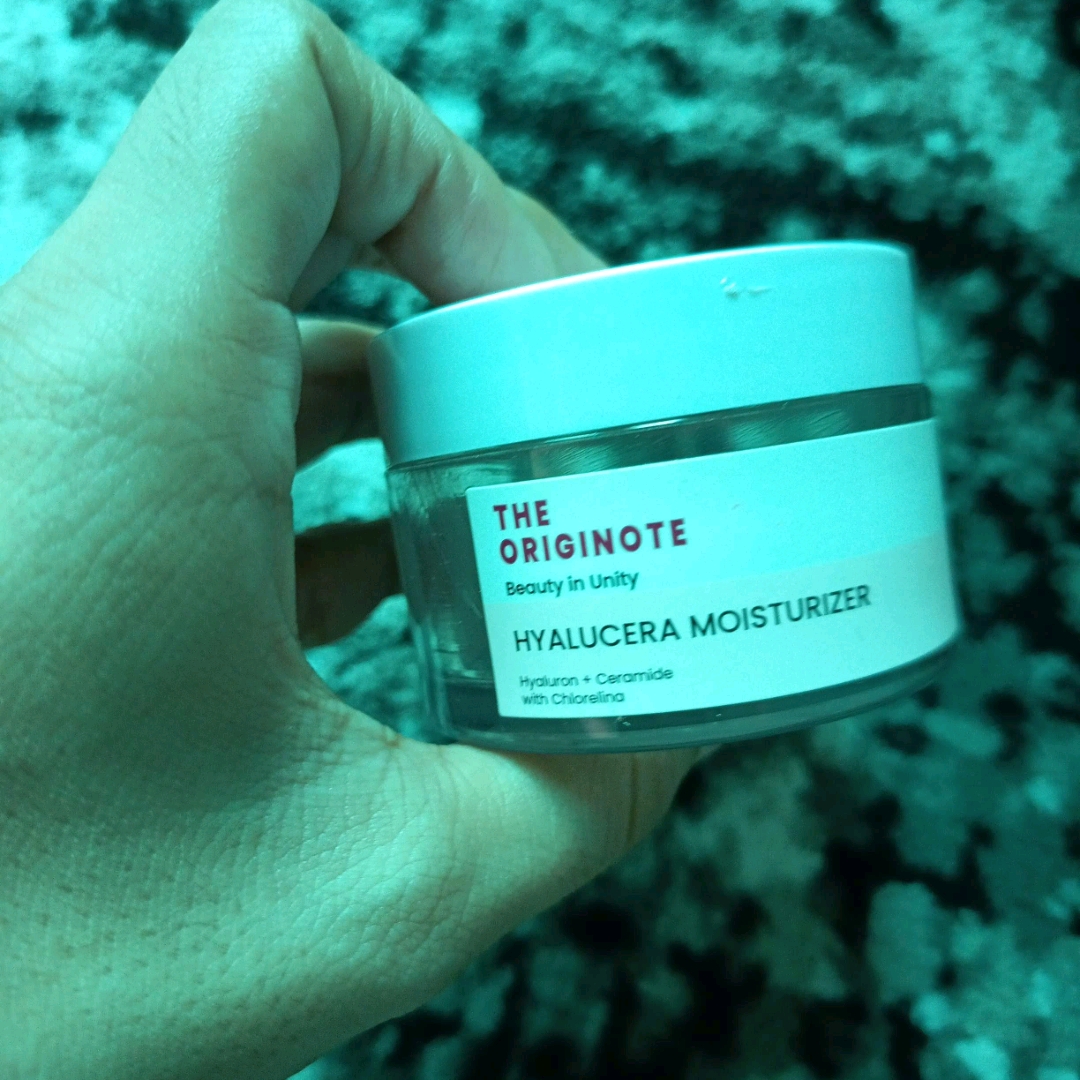 Hyalucera Moisturizer imgfdn-c03d7106-befc-4553-8943-e3e0bc875b21