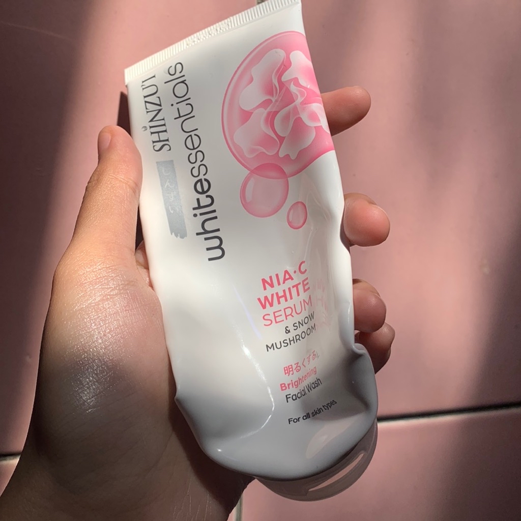 WHITEssentials Facial Wash imgfdn-1c681910-787d-4404-bb43-7502cba077be