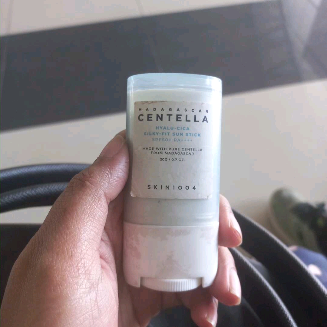 Hyalu Cica Silky Fit Sun Stick imgfdn-fc77fed8-6e0f-45d1-b093-510c5bcf7d10