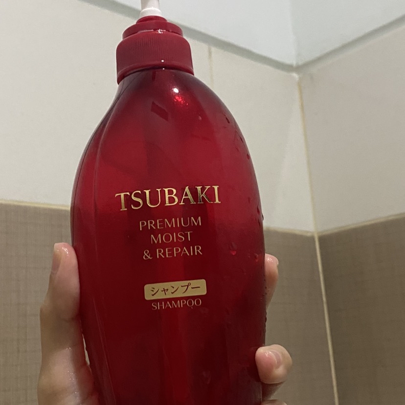 Premium Moist and Repair Shampoo imgfdn-f13a8edd-2880-45ad-8275-ceb1027106f1