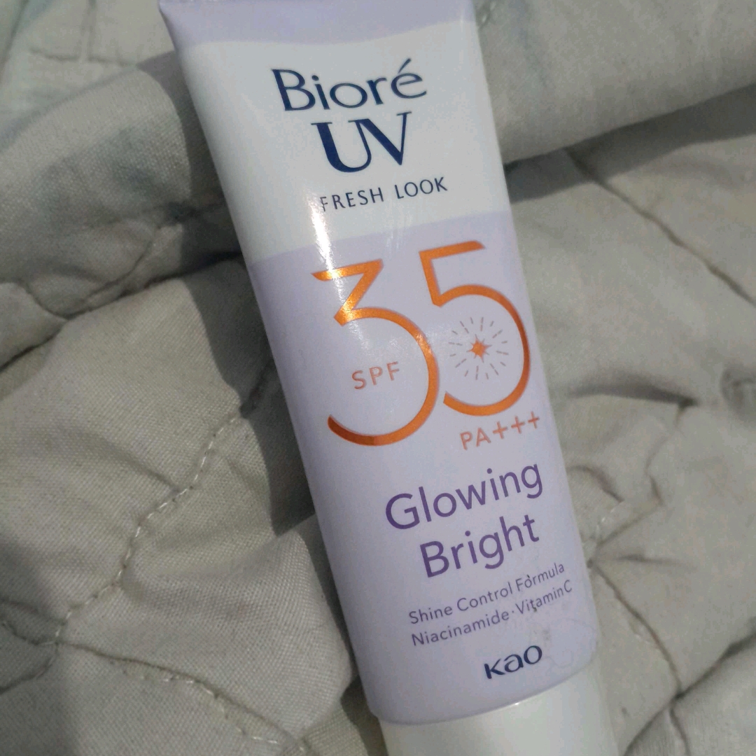 UV Fresh Look Glowing Bright SPF35 imgfdn-c34f45a4-3238-4135-a924-de95c80a6ee3