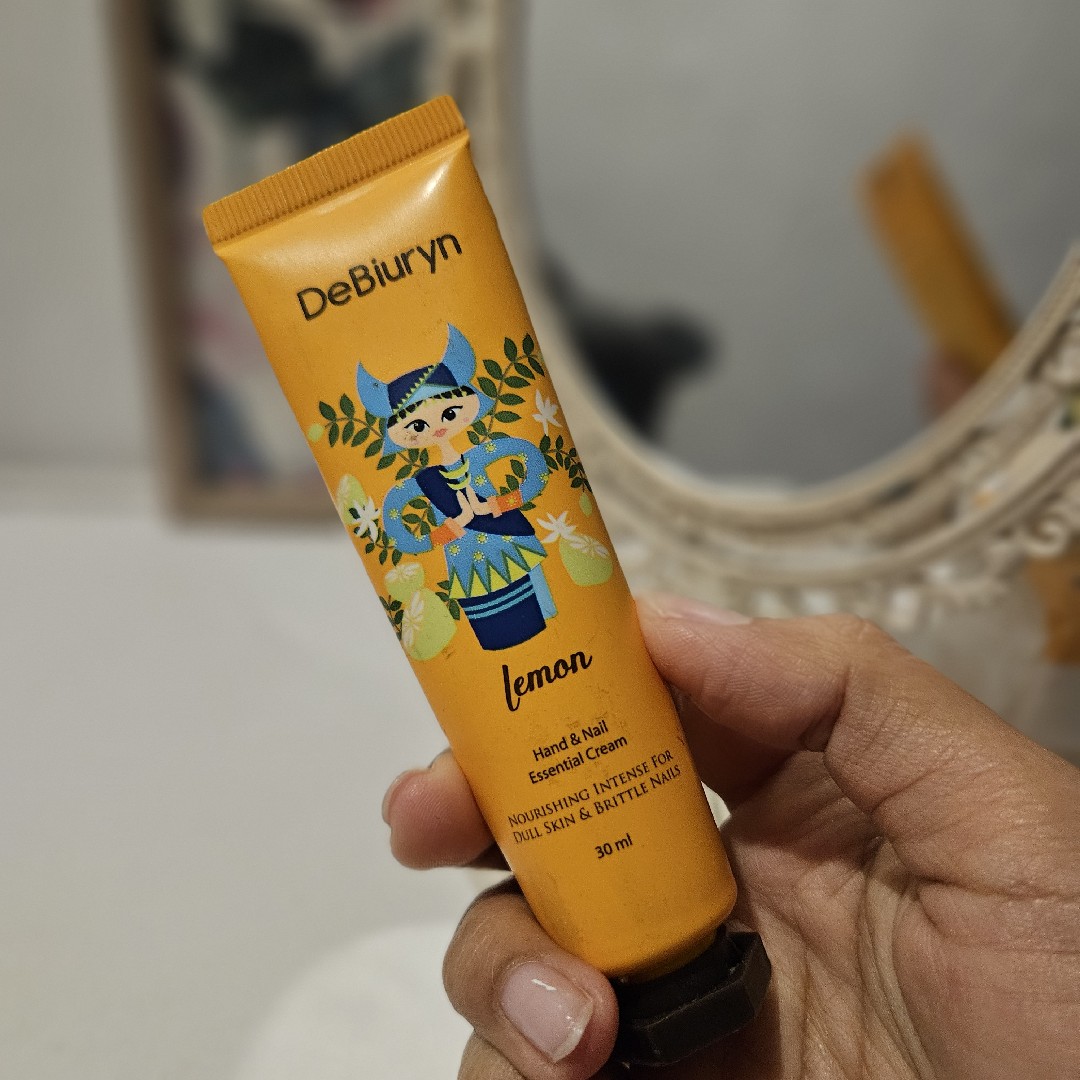 Hand & Nail Essential Cream - Lemon imgfdn-533dee62-b482-4da9-ab6f-dbc37ef115e6