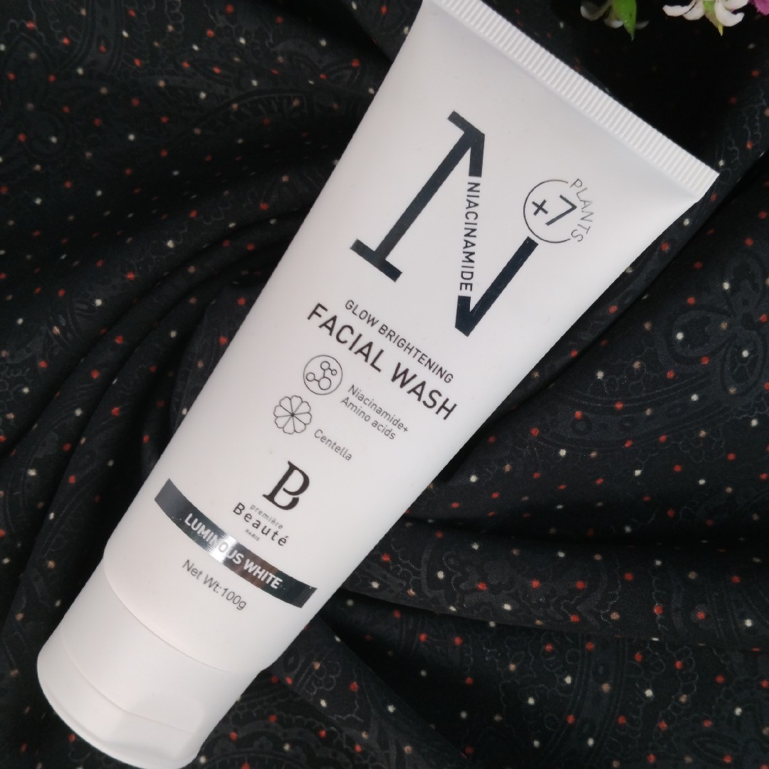 Glow Brightening Facial Wash imgfdn-b8796405-1e3e-40dc-904f-8e45917e817a