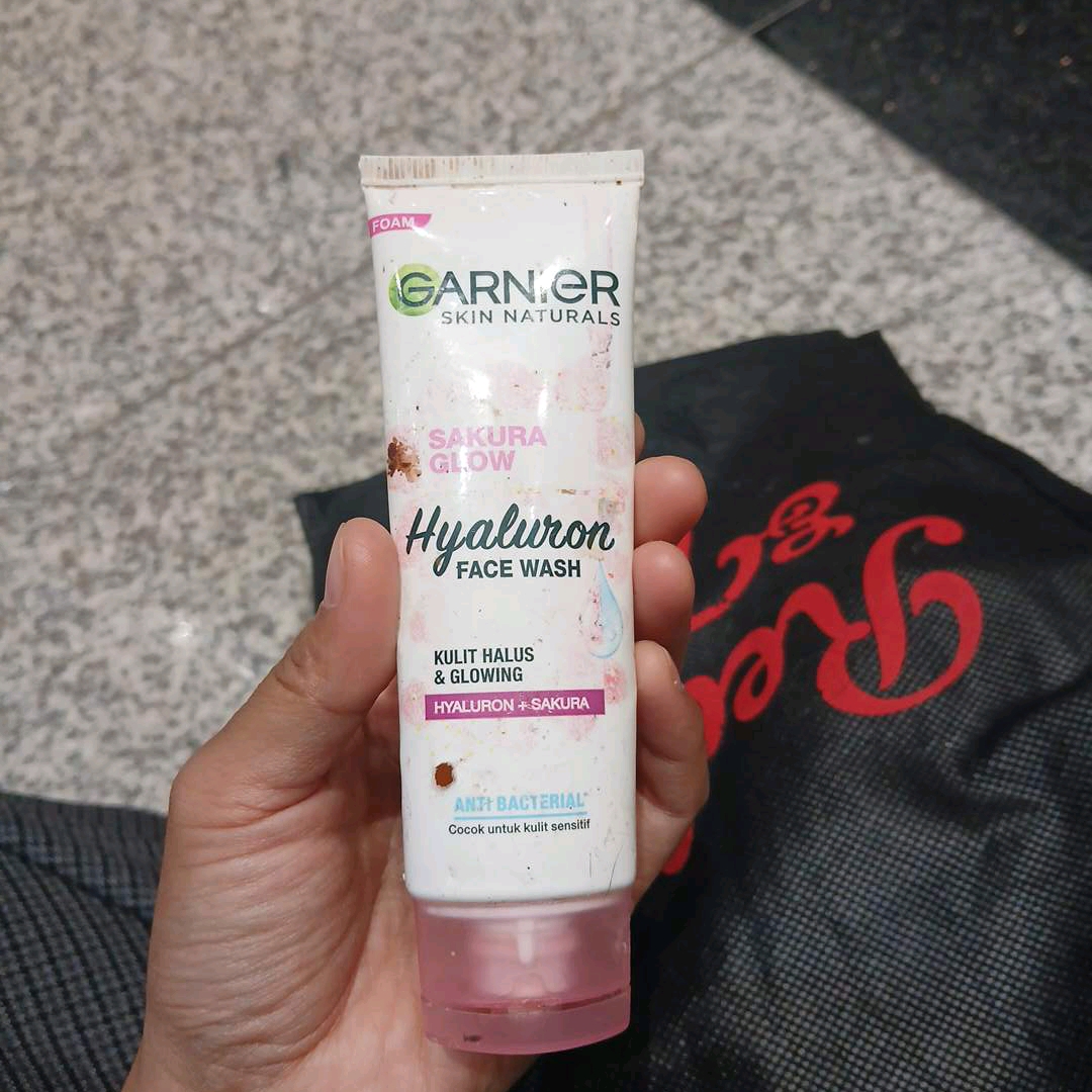 Sakura Glow Hyaluron Face Wash imgfdn-7c5d85fc-1f14-4d42-bde8-b8340a55d413