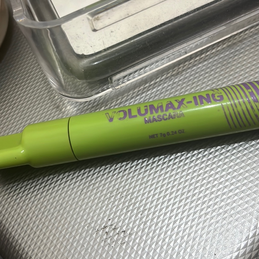 Lock & Pop! VoluMAX-ing Mascara imgfdn-5206224a-fd47-4a6a-98a1-d5f06b4c2d90